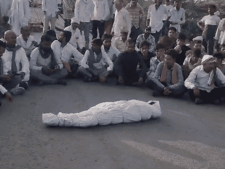 प्रदर्शनकारी शव को सड़क पर रखकर बैठे रहे।