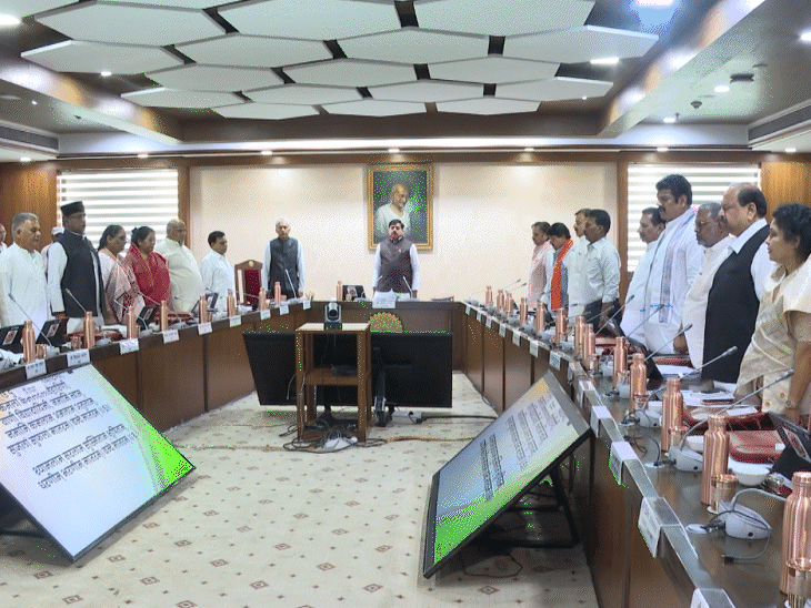 कैबिनेट बैठक की शुरुआत राष्ट्रगान और राष्ट्रीय गीत के गायन से हुई।