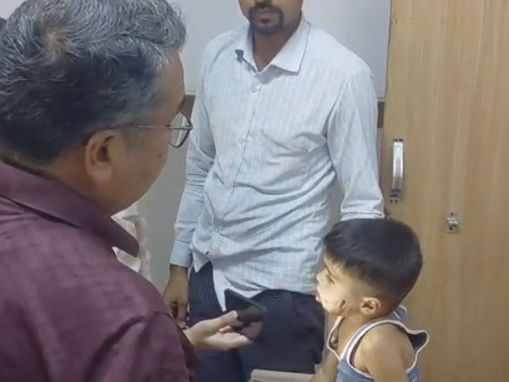 अस्पताल में वर्षांक ने डॉक्टर को कुत्ते के हमले के बारे में बताया.