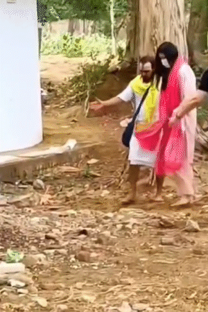 विराट-अनुष्का केलीकुंज आश्रम से 150 मीटर दूर बड़े गुरु हित गोविंद शरण महाराज के आश्रम भी गए। दोनों पथरीले रास्ते पर नंगे पैर ही चले।