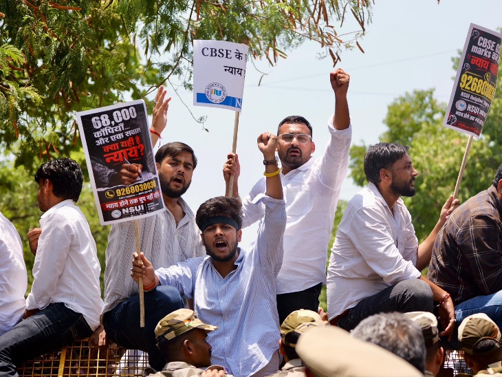 CBSE के ओएसएम प्रोसेस में गलतियों को लेकर NSUI ने 1 जून को दिल्ली में बोर्ड के ऑफिस के बाहर प्रदर्शन किया। - Dainik Bhaskar