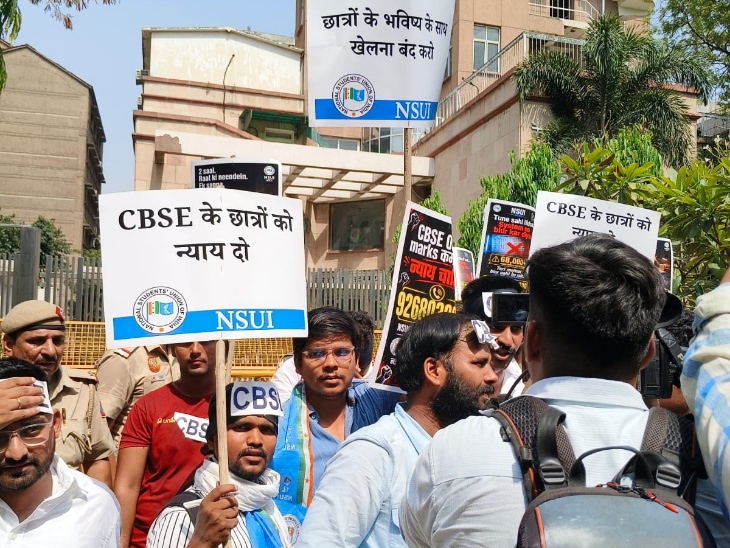 CBSE के ओएसएम प्रोसेस में गलतियां सामने आने के बाद से ही NSUI शिक्षा मंत्री के घर और बोर्ड ऑफिस के बाहर लगातार प्रदर्शन कर रही है। - Dainik Bhaskar