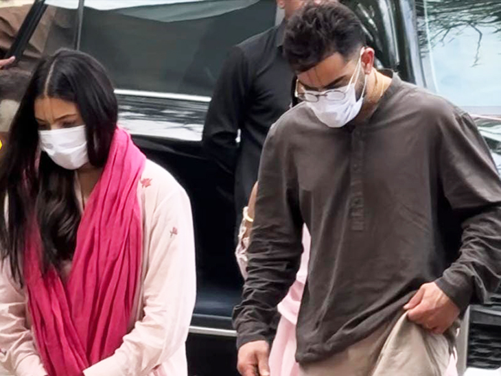 वृंदावन में प्रेमानंद महाराज के दर्शन के बाद विराट कोहली और अनुष्का शर्मा आश्रम से बाहर निकले।