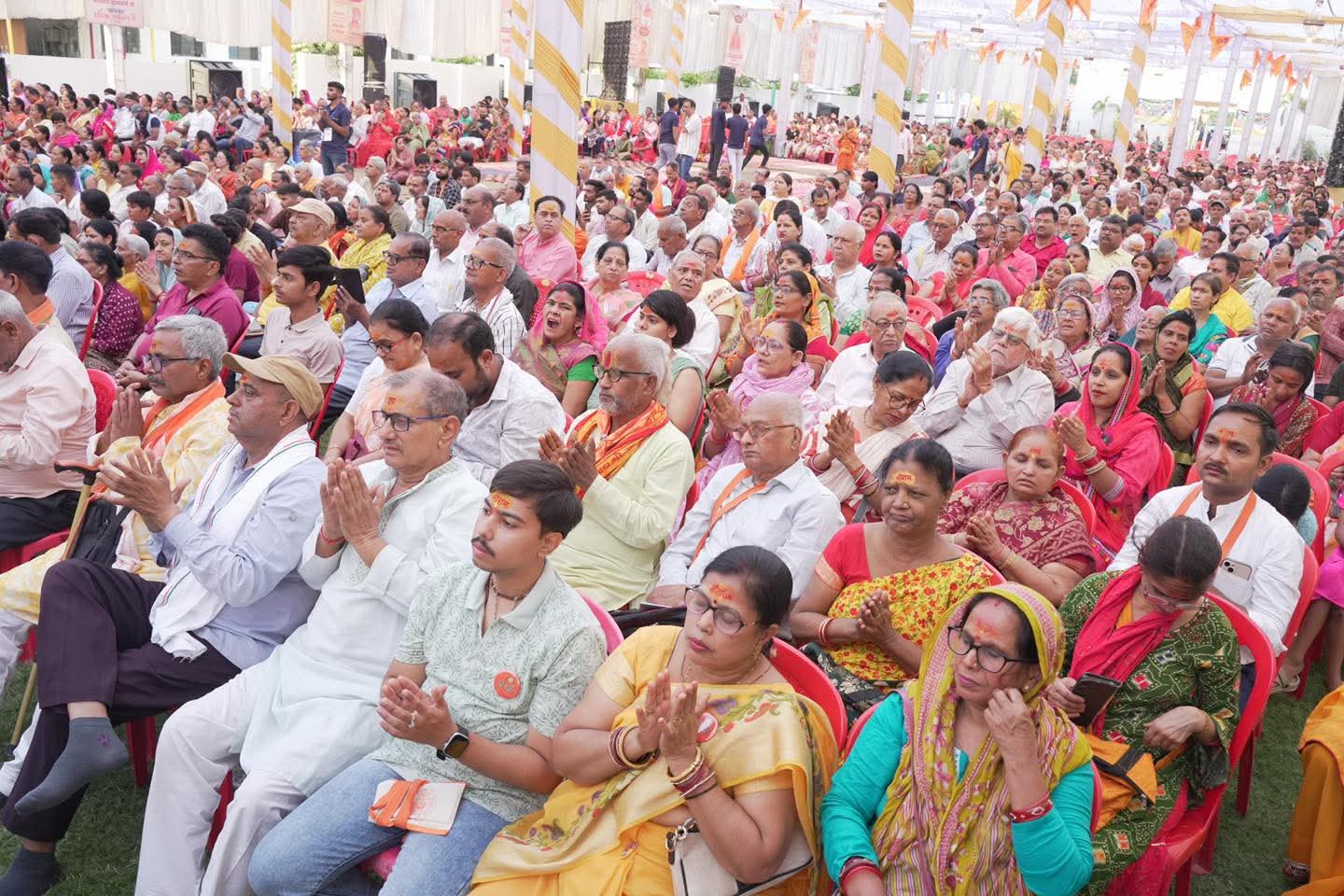 बड़ी संख्या में लोगों ने कथा सुनी और जय श्रीराम के जयकारे लगाए।
