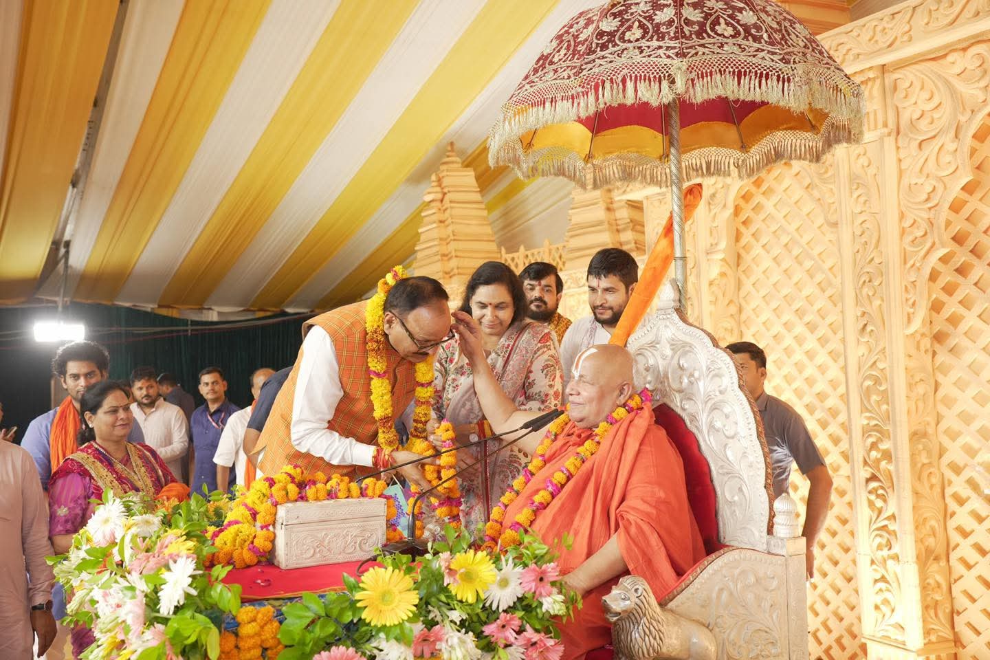 डिप्टी सीएम ब्रजेश पाठक परिवार के साथ श्रीराम कथा सुनने पहुंचे। उन्होंने रामभद्राचार्य का आशीर्वाद लिया।