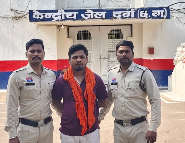 जुआं-सट्टा के मामले में पुलिस ने आरोपी चेतन चंदेल को गिरफ्तार कर लिया है।