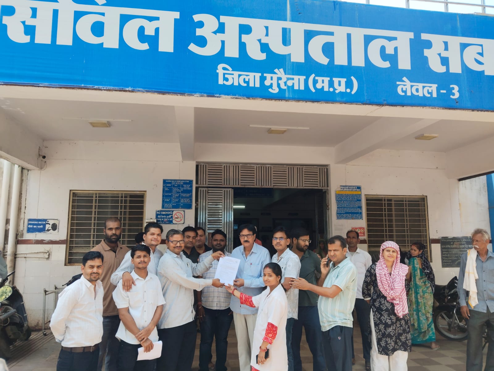 मुरैना में संविदा स्वास्थ्य कर्मचारी चरणबद्ध तरीके से विरोध प्रदर्शन कर रहे हैं.
