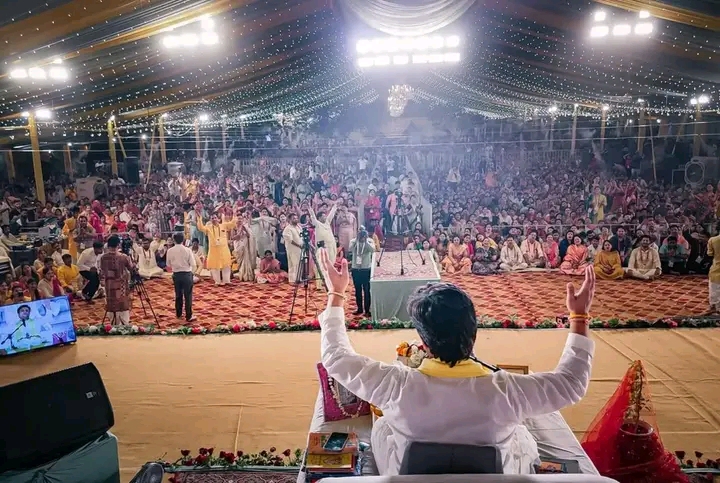 कथा व्यास आचार्य इंद्रेश उपाध्याय श्रीमद् भागवत कथा सुनाते हुए