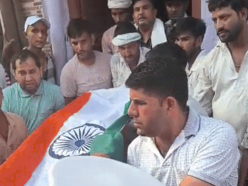 शहीद की अंतिम यात्रा निकालते लोग व परिजन।