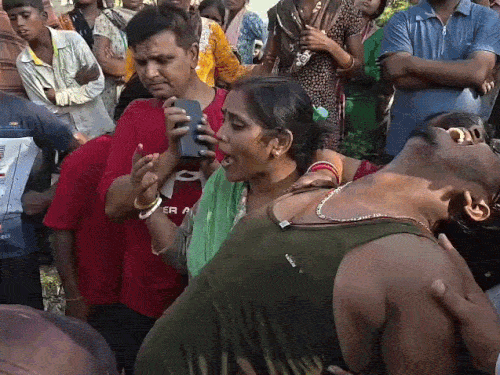 पिता की डेडबॉडी मिलने के बाद विलाप करते हुए बेटा बेहोश हो गया।