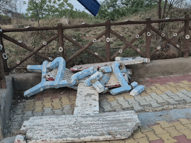 टैंक के सुरक्षा को लेकर लगाई कुर्सियां अब पूरी तरह से टूट चुकी है।