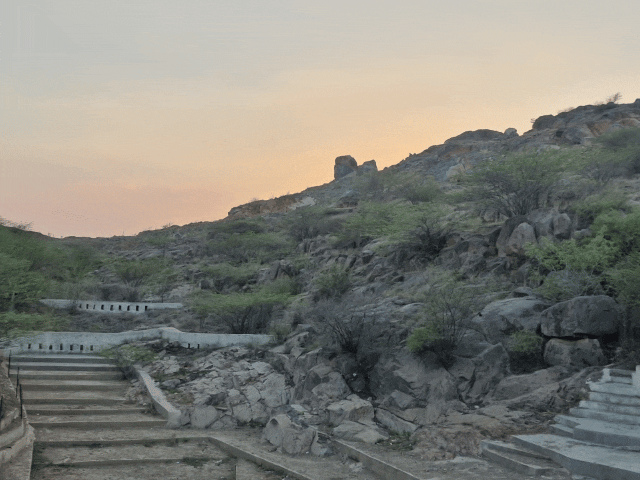 पहाड़ों को काटकर बनाया गया चेजारान कब्रिस्तान का टैंक