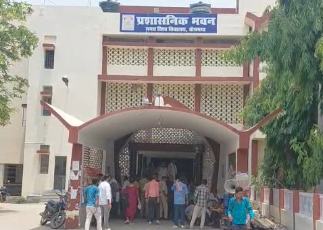 राजभवन और उच्च शिक्षा विभाग के नए निर्देशों के बाद पुराने विज्ञापन को वापस ले लिया गया है।