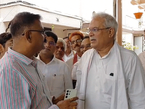 सस्पेंशन आदेश जारी होने के बाद रूपेश पांडेय भूपेश बघेल से मुलाकात की।