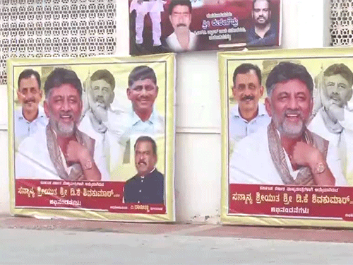डीके शिवकुमार के घर के बाहर समर्थकों ने उन्हें बधाई देते हुए पोस्टर लगाए।