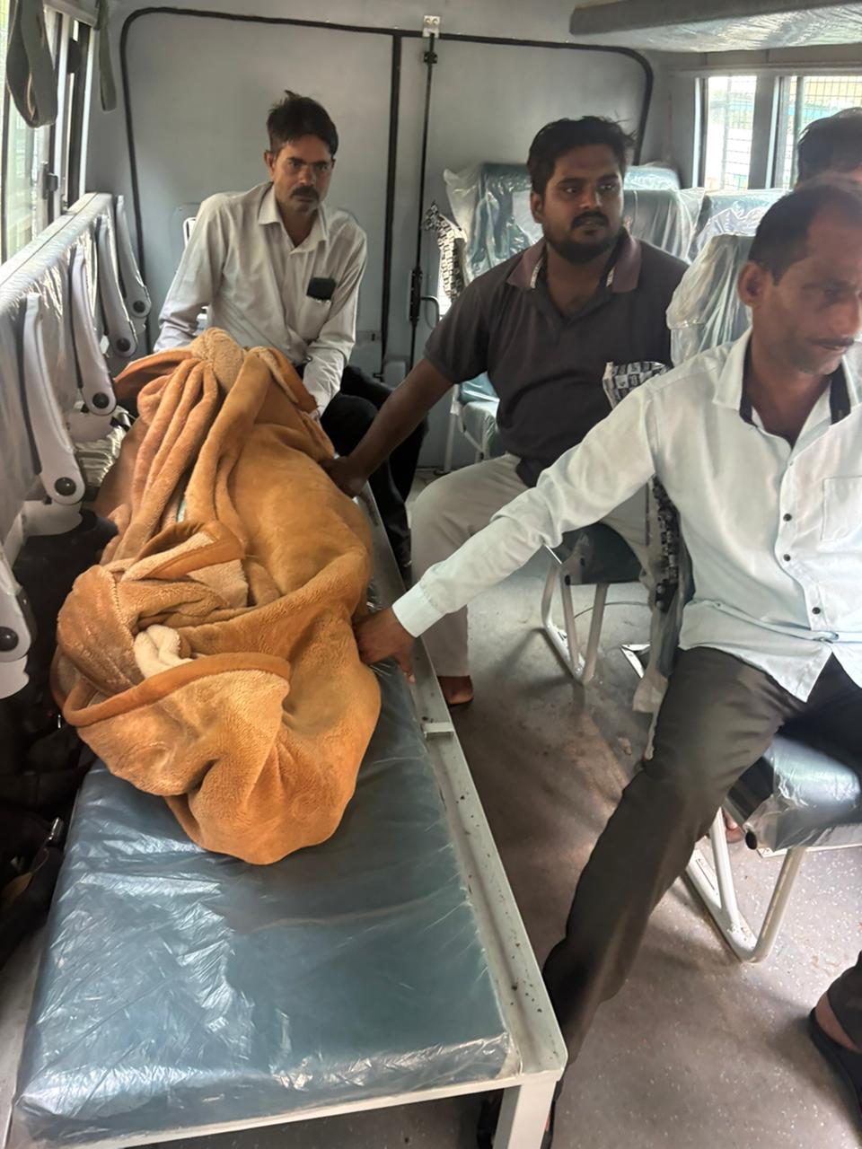 आकांक्षा का शव ले जाते परिजन
