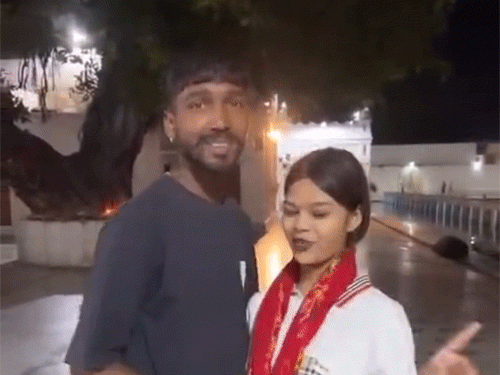 रील में डांस करता हुए युवक-युवती, पीछे दुर्ग्याणा मंदिर दिख रहा है।