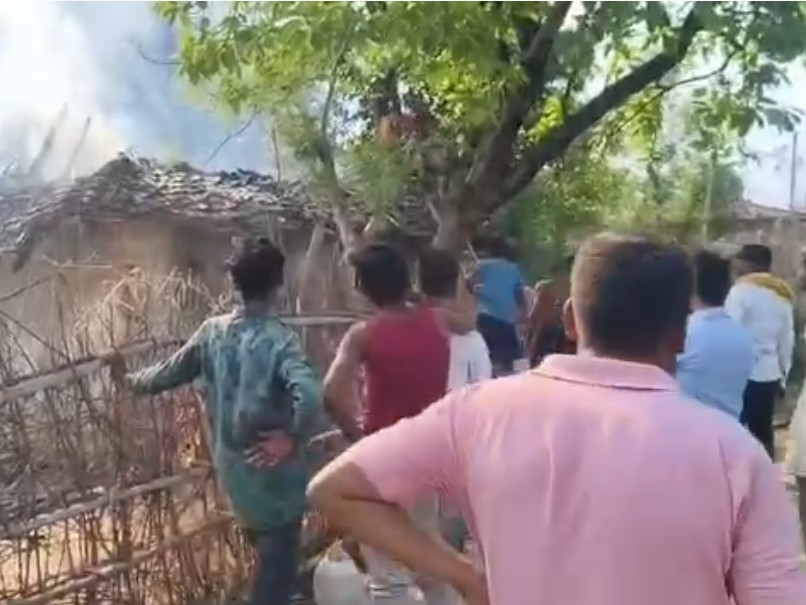 सूचना मिलते ही स्थानीय लोगों की भीड़ जमा हो गई।