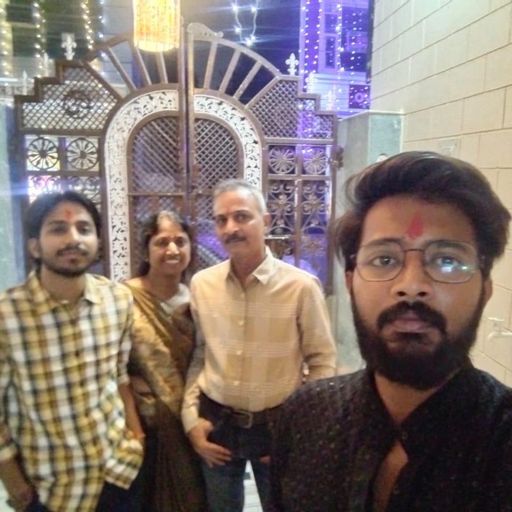 इस तस्वीर में सूरज (दांए से पहला), उसका छोटा भाई (बाएं से पहला) और माता-पिता (बीच में) हैं।-फाइल फोटो