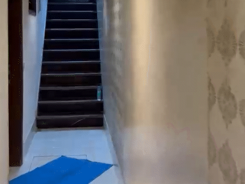 सीढ़ियां भी गैलरी की तरह संकरी हैं।