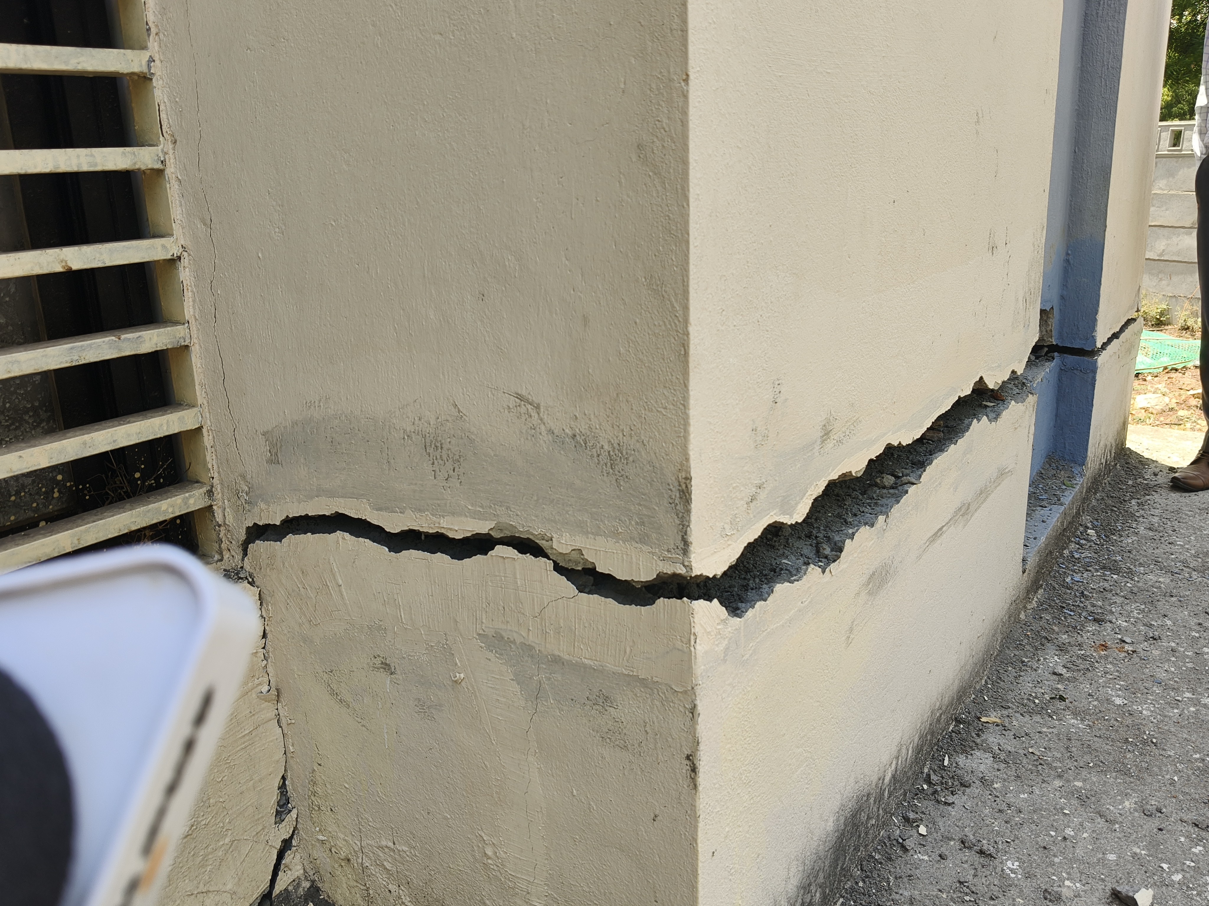 Harda SDM Office Building Cracks | Construction Scam; 4-Year Collapse Risk