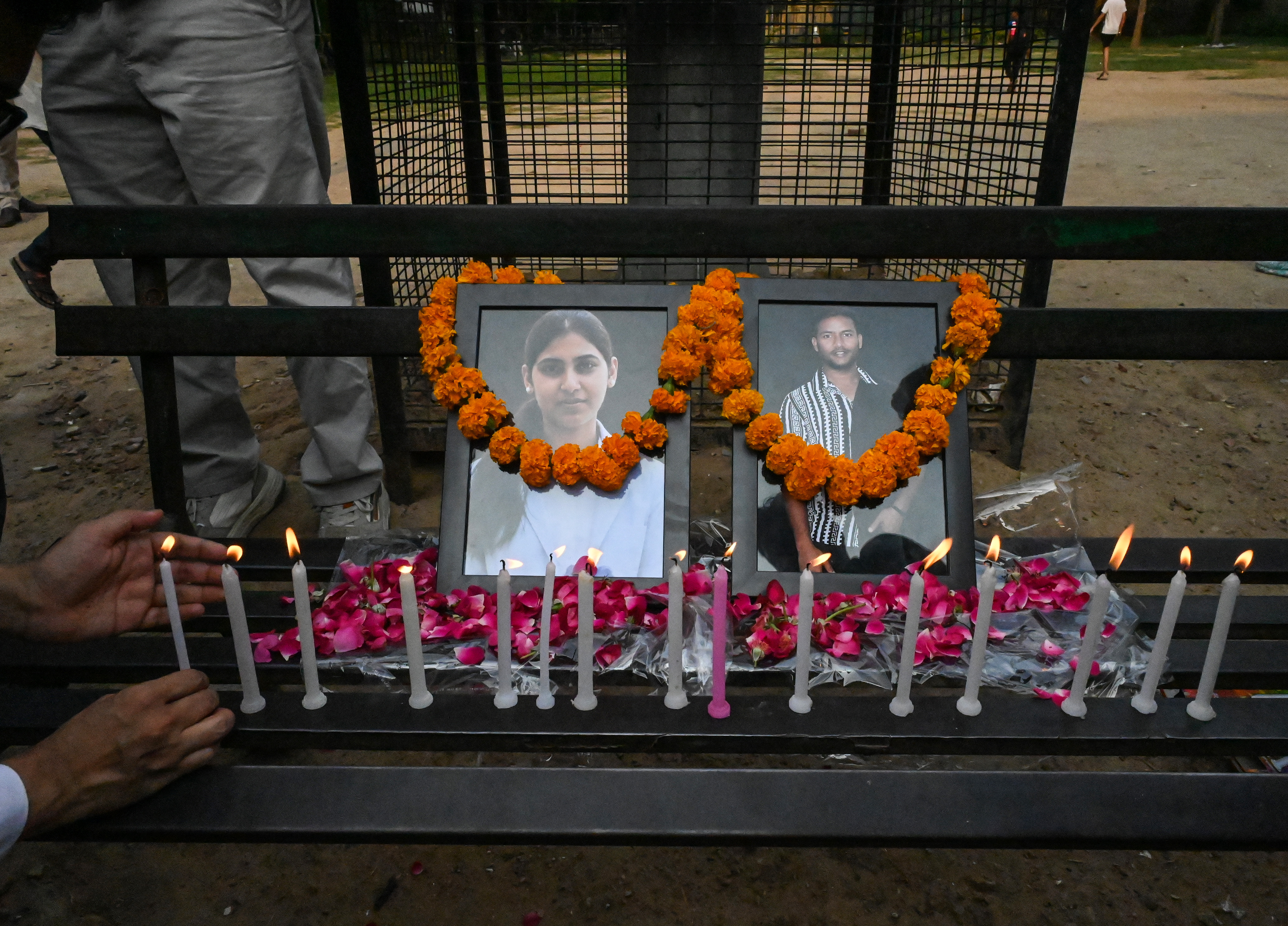 इस हादसे में मरने वाले 6 लोगों में से दो डॉक्टर भी थे।
