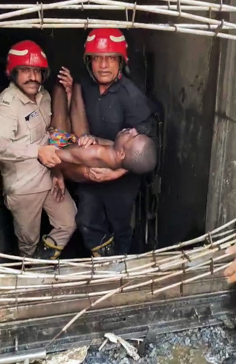 फायर ब्रिगेड की टीम ने कांच तोड़कर अंदर फंसे लोगों को बाहर निकाला।