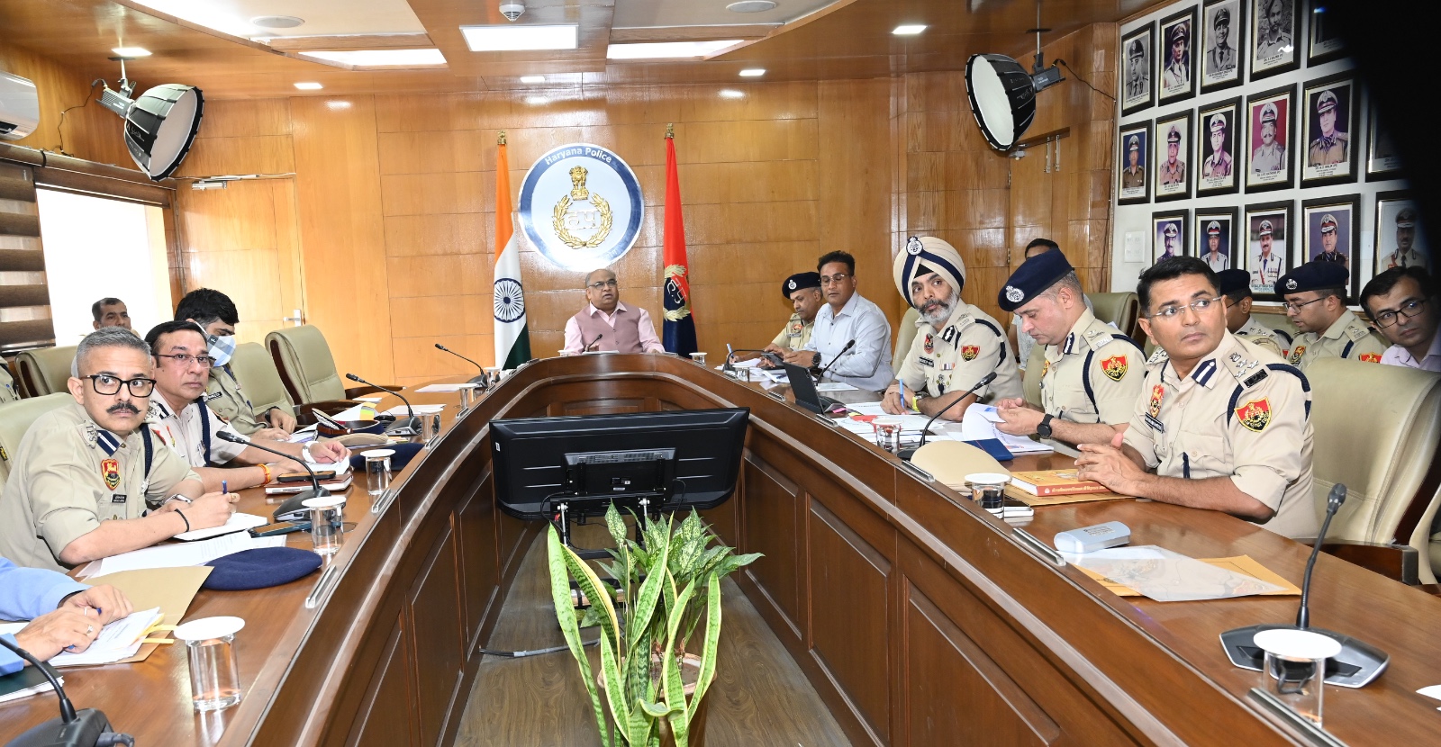 हरियाणा पुलिस महानिदेशक अधिकारियों के साथ रिव्यू मीटिंग करते हुए।