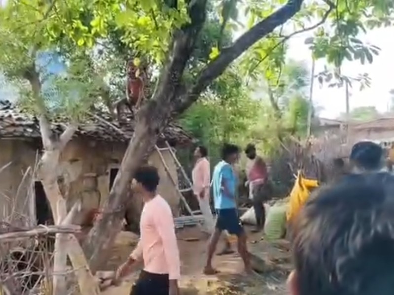 घर का अधिकांश घरेलू सामान जलकर राख हो गया।
