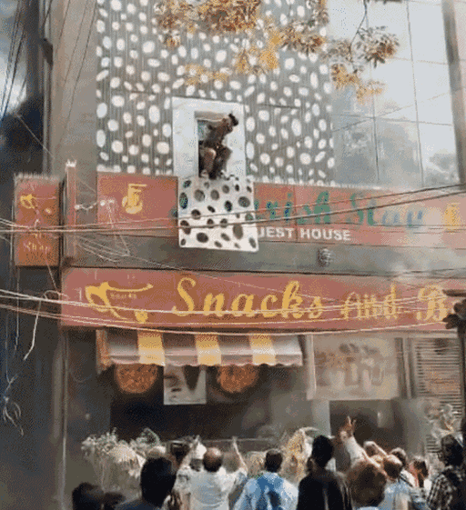 लोग अपनी जान बचाने के लिए होटल के सामने की तरफ करीब 15-20 फीट की ऊंचाई से कूद रहे हैं