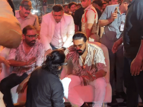 राम चरण से मुलाकात के दौरान फैन इमोशनल नजर आया।