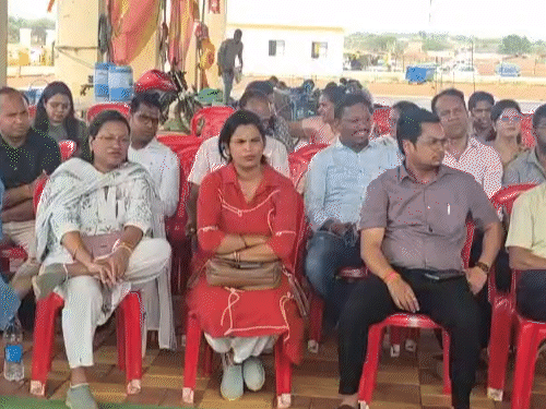 रायपुर के तुता धरना स्थल पर सभी अधिकारी प्रदर्शन कर रहे हैं।।