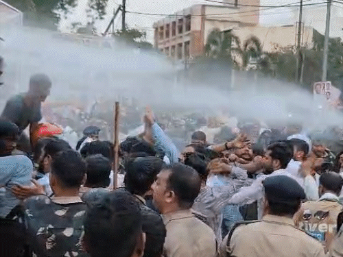 प्रदर्शकारियों को रोकने वाटर कैनन का इस्तेमाल करना पड़ा।