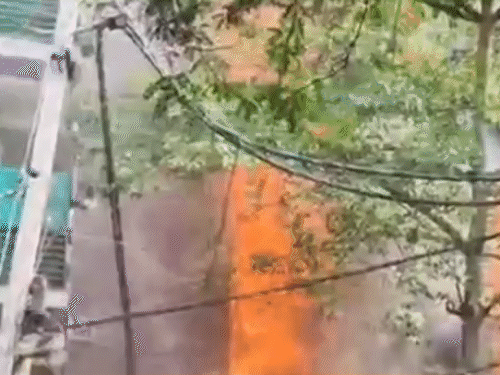 दिल्ली के मालवीय नगर में सुबह 8:50 बजे फ्लोरिश स्टे होटल में आग लग र्ग।