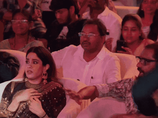 स्टेज पर एकदम से फैन के आने पर जाह्नवी कपूर घबरा गईं।