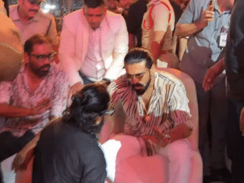 बाद में राम चरण फैन से बात करते हुए।