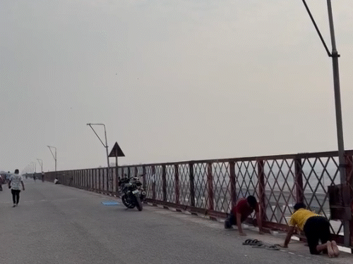 प्रयागराज में सुबह से बादल छाए हुए हैं। मौसम विभाग ने हल्की बारिश की संभावना जताई है।