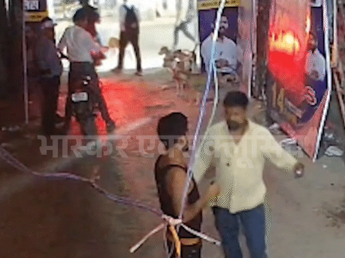 CCTV में सफेद शर्ट में एक शख्स गार्ड को बाहर ले जाता हुआ दिख रहा है।