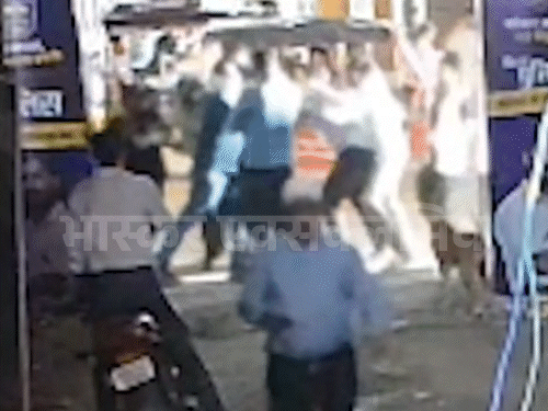 गार्ड को बाहर ले जाने के बाद कुछ और लोग आते हैं और उसे पीटने लगते हैं।