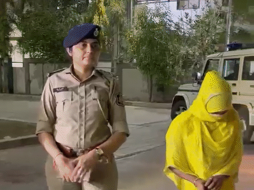 एक स्पा से भाग निकली संदिग्ध बांग्लादेशी लड़कियां।