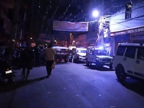 कोचिंग सेंटर के बाहर खड़ी पुलिस की गाड़ियां।