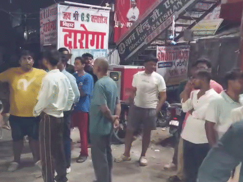 कोचिंग सेंटर के बाहर मारपीट की खबर मिलते ही लोगों की भीड़ जमा हो गयी.