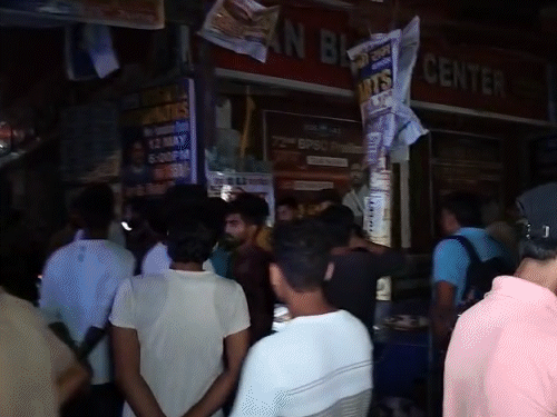 कोचिंग सेंटर पर हमले के बाद बड़ी संख्या में छात्र भी मौके पर पहुंच गए.