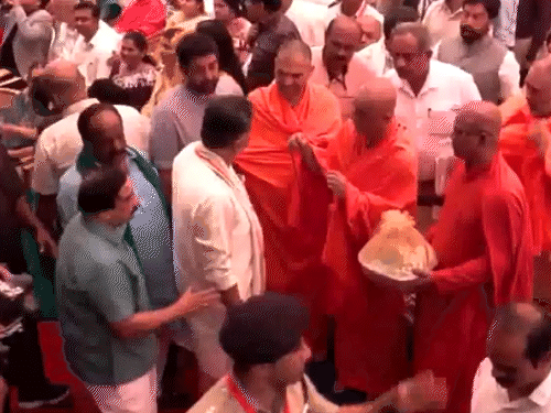 डीके शिवकुमार शपथविधी समारंभासाठी लोक भवनात पोहोचले. त्यांनी तेथे संतांचे आशीर्वाद घेतले.