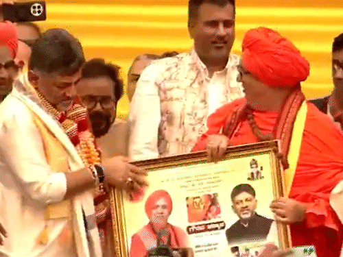 डीके शिवकुमार यांनी लोक भवनात संतांचे आशीर्वाद घेतले.