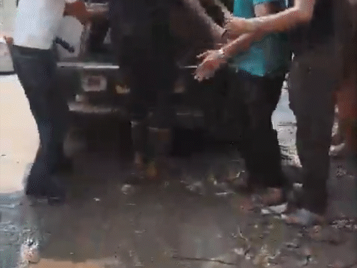 रेस्टोरेंट के बेसमेंट से रेस्क्यू किए गए लोगों को अस्पताल में भर्ती कराया गया।