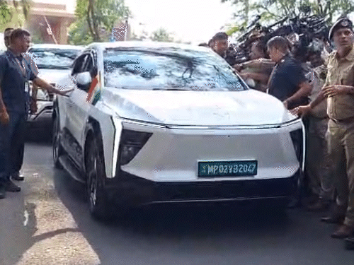 सीएम की कार को विकसित भारत से जुड़ा वीआईपी नंबर MP02 VB 2047 मिला है।