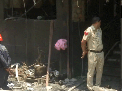 रेस्टोरेंट के बाहर मौजूद फायर ब्रिगेड और पुलिस की टीम।
