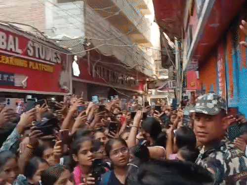 कोचिंग के बाहर जुटे छात्रों ने खान सर के समर्थन में नारेबाजी की।