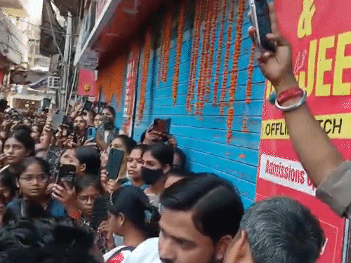 कोचिंग के बाहर सुबह बड़ी संख्या में छात्र जुट गए। खान सर ने कहा, आज पढ़ाई नहीं होगी।